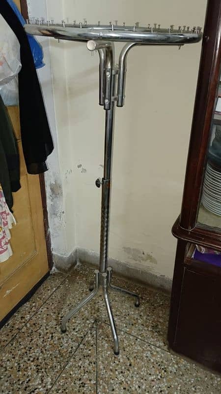 hanging clothes stand 0