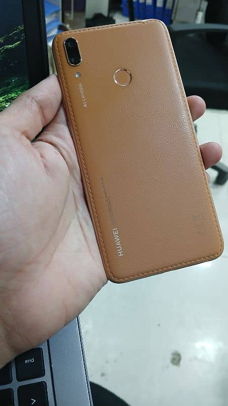 Huawei Y7 Gold n Leather Back 3gb Ram 64gb Space 5