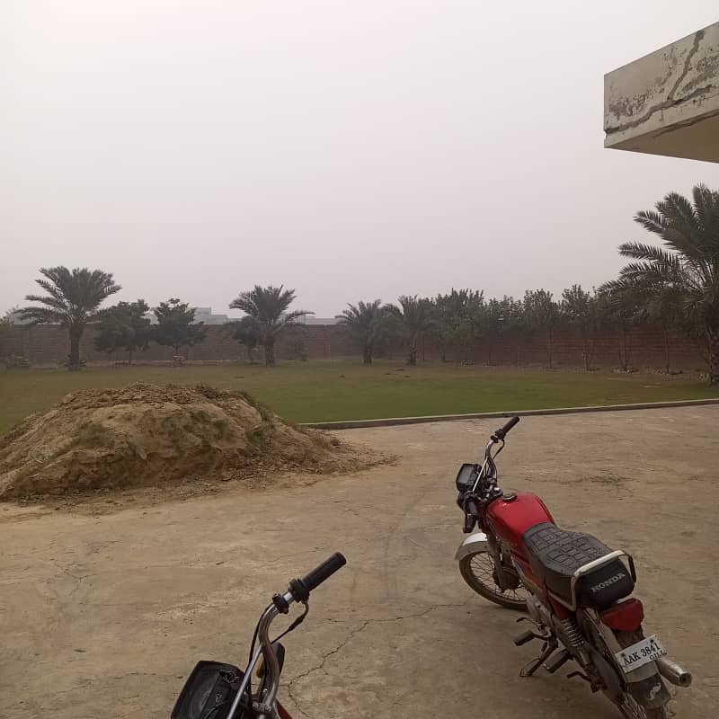 5 Kanal Farm House For Sale Near Bahria Town Lahore. 1