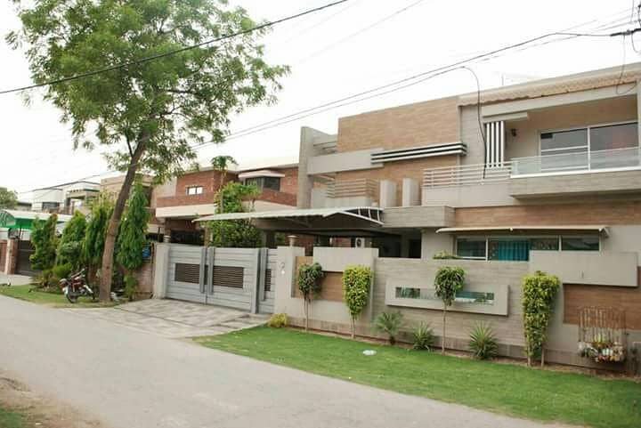 01 Kanal Slightly Used Well Maintained Like Brand New Modren Designe Bungalow For Sale In DHA Phase-4 Near To Park 1