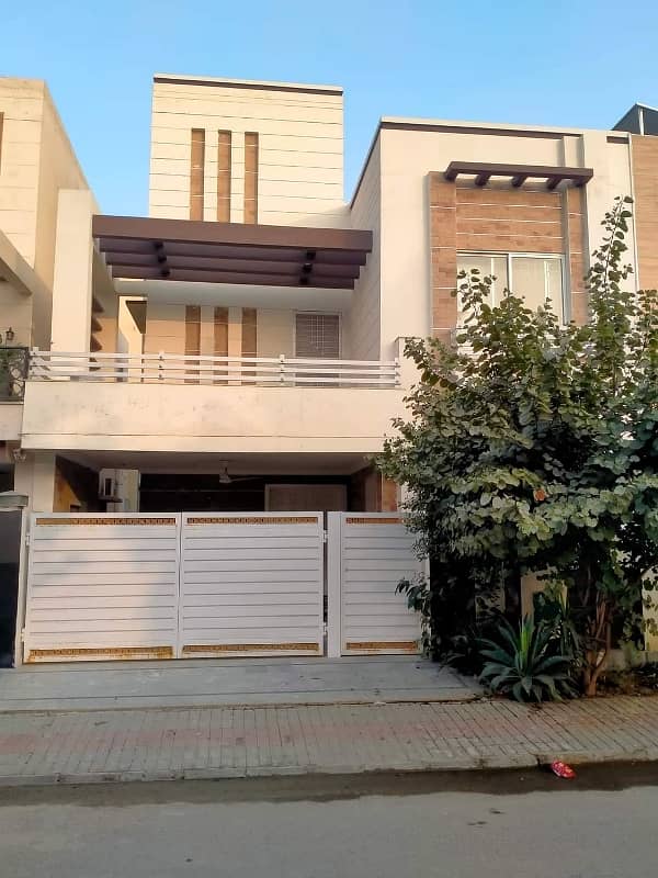 8 Marla House For Rent In Bahria Town Lahore 0