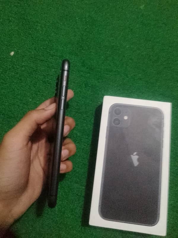 iphone 11 with full box 10/10 phone 1