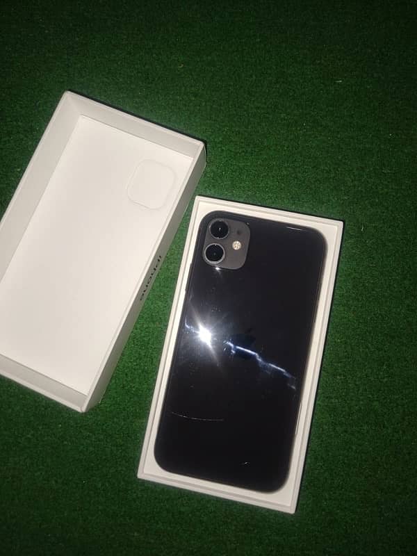 iphone 11 with full box 10/10 phone 4