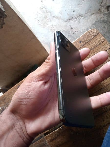 I phone 11 pro non PTA BH 86% contact 03015313817 4