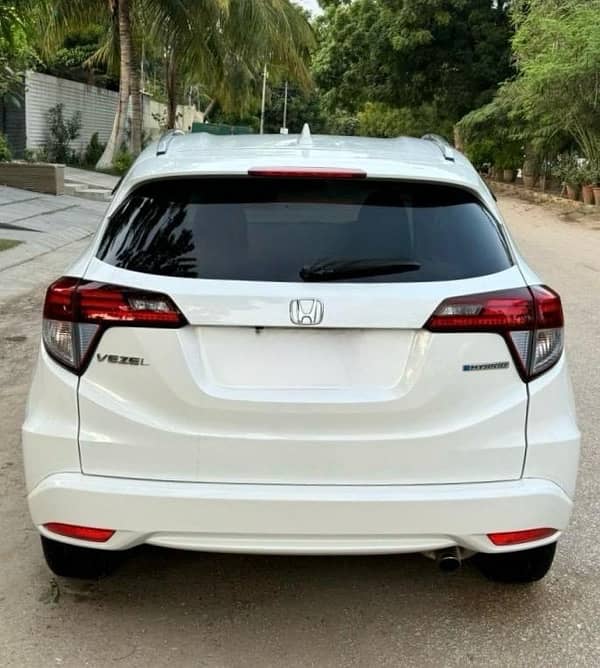 Honda Vezel 2015 / 2019 z package pearl white just like new 1