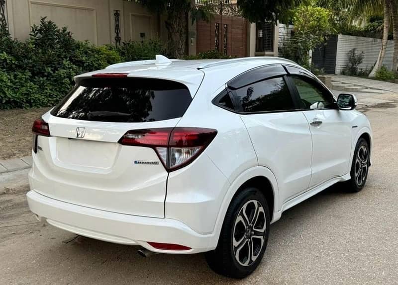 Honda Vezel 2015 / 2019 z package pearl white just like new 4