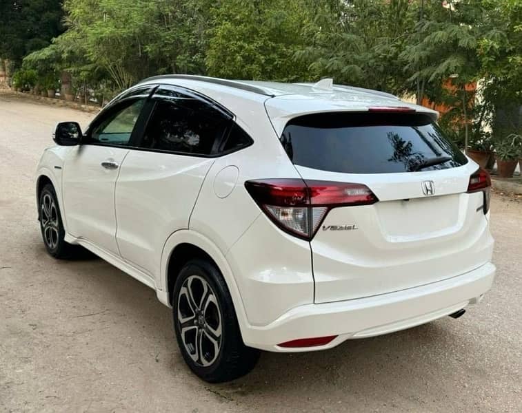 Honda Vezel 2015 / 2019 z package pearl white just like new 5