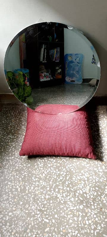 Mirror in Excellent condition (2 feet Diameter) 0