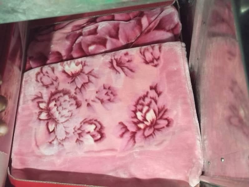 4 pcs blanket set (brand new, box packed) 1