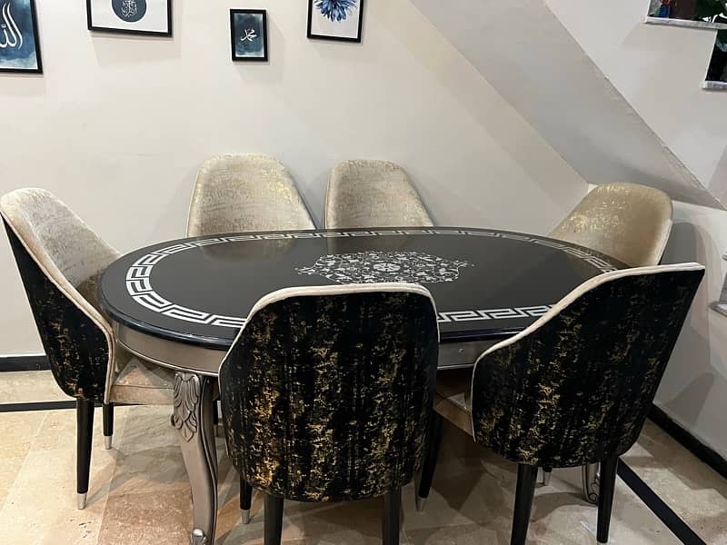 6 seater dining table , dining table with chairs, almost brand new 8