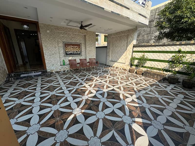 10 MARLA LUXURY HOUSE FOR SALE IN BAHRIA TOWN LAHORE (100% ORIGINAL AD) 3