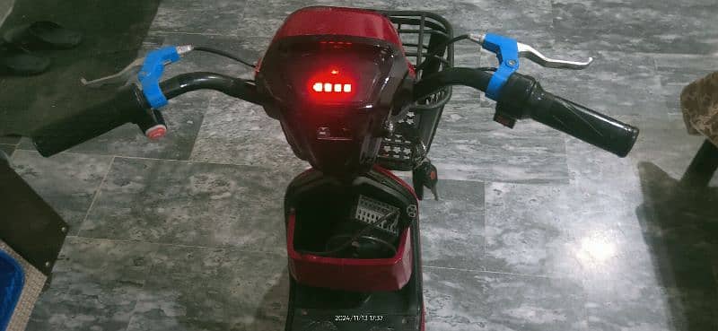 YJ FUTURE ELECTRIC SCOOTEE FOR SALE 3