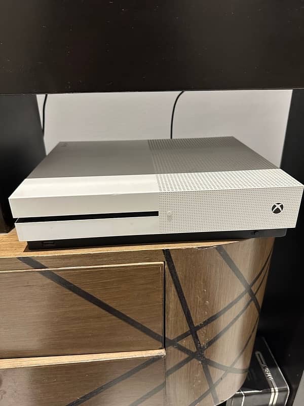 Xbox One S (1 TB) 2