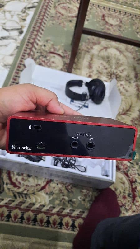 Focusrite Scarlett 2i2 Studio Bundle ( 3rd gen ) Audio Interface 8