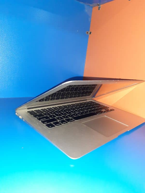 MacBook air 2015 non scratch condition look like a brand new 1