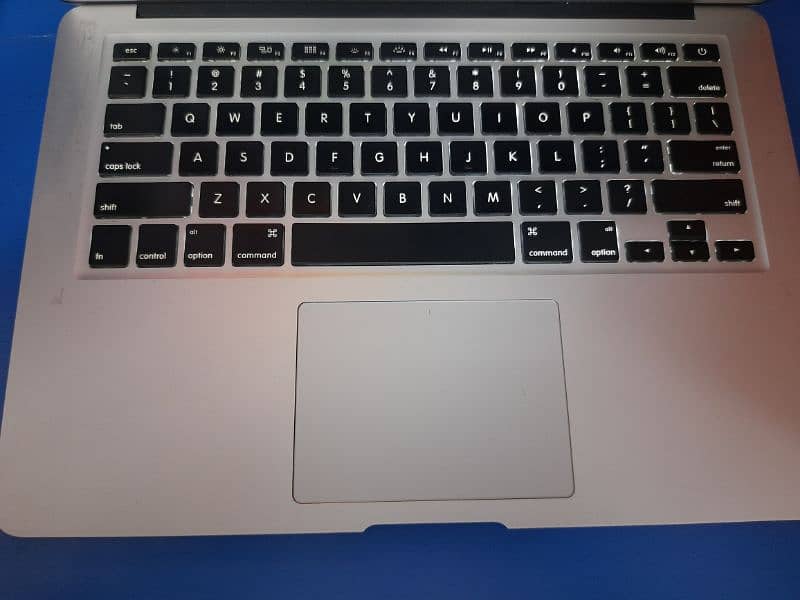 MacBook air 2015 non scratch condition look like a brand new 4