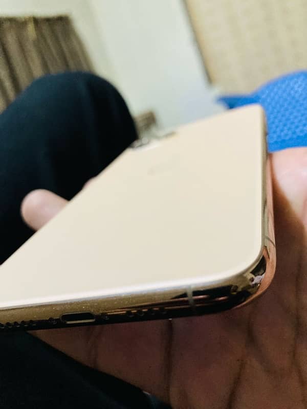 I PHONE 11 Pro max NON pta in (golden colour). 5