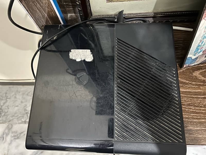 Xbox 360e 500 gb non jailbreak with 2 controllers 0