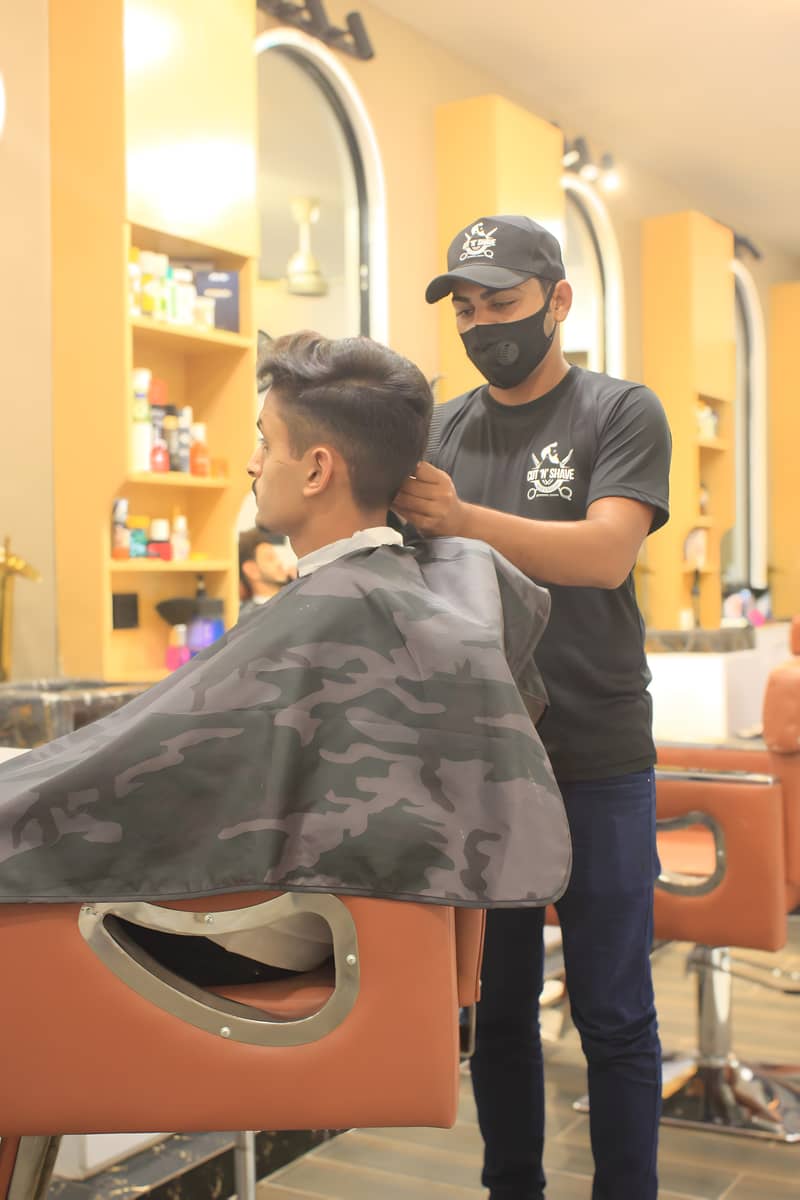 Professional Barbers Needed | پیشہ ور حجام کی ضرورت ہے۔ 7