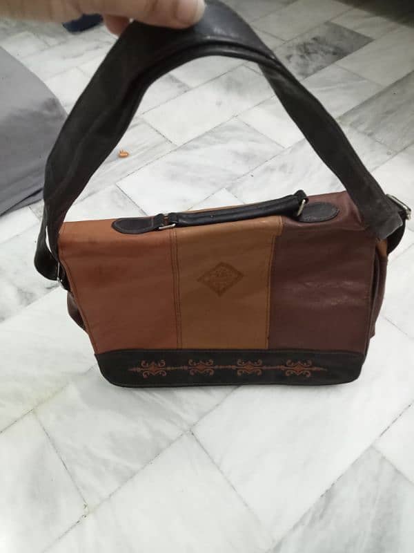 bilkul new hai achi wali leather ka bag hai 0