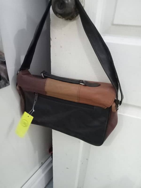 bilkul new hai achi wali leather ka bag hai 1