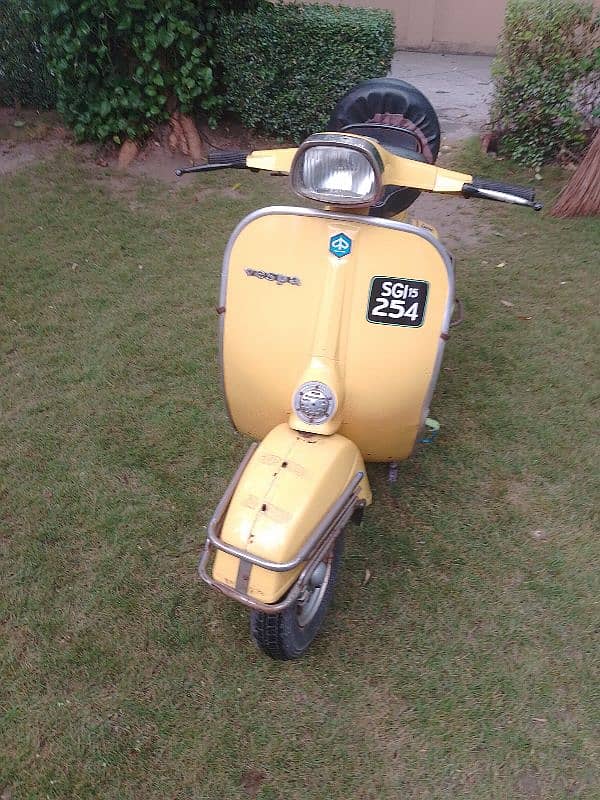 Vespa Stylish Scooter Model (1975) in Excellent Condition 0