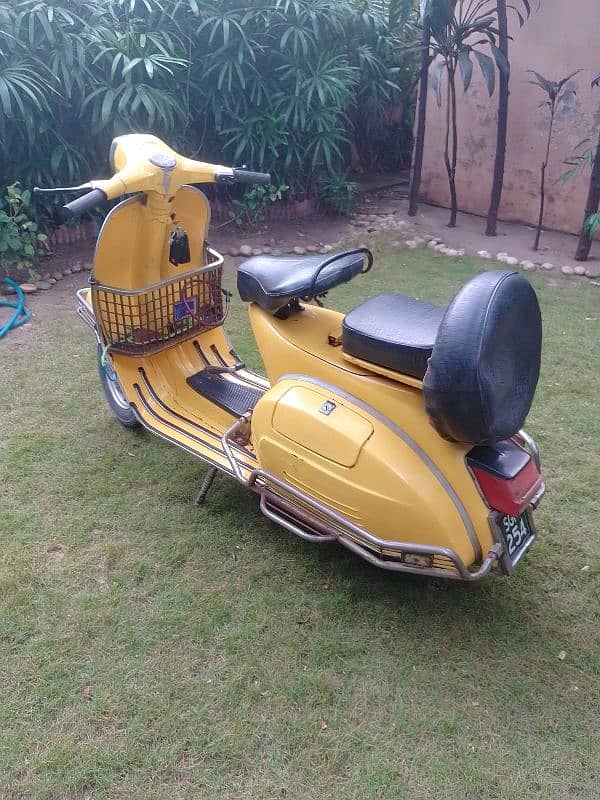 Vespa Stylish Scooter Model (1975) in Excellent Condition 1