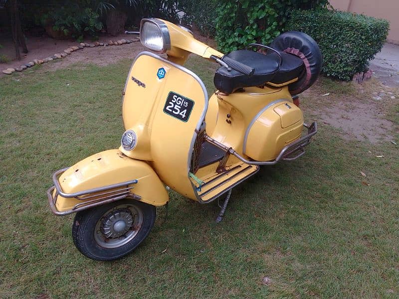 Vespa Stylish Scooter Model (1975) in Excellent Condition 2