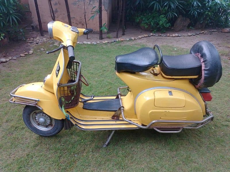 Vespa Stylish Scooter Model (1975) in Excellent Condition 3