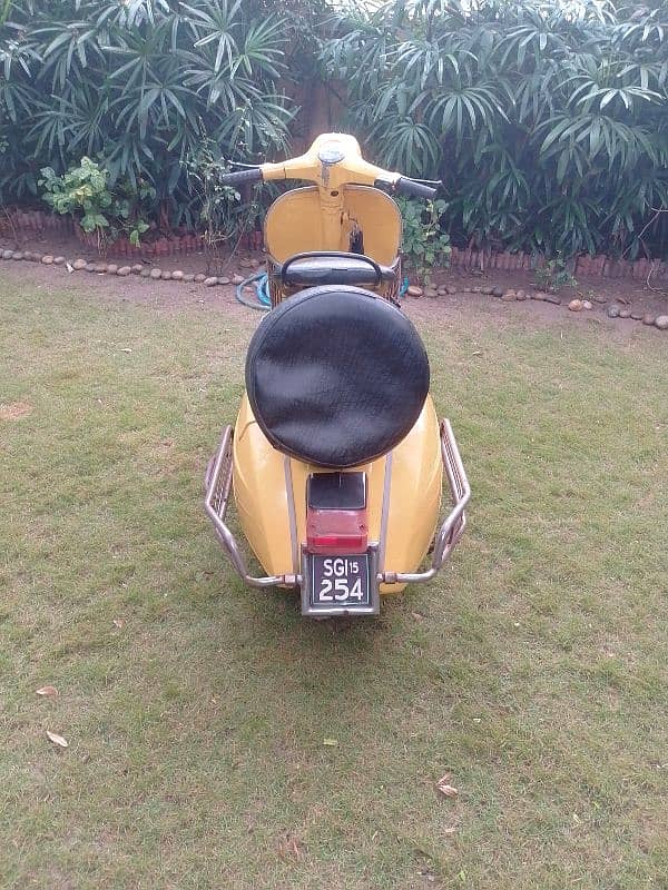 Vespa Stylish Scooter Model (1975) in Excellent Condition 4