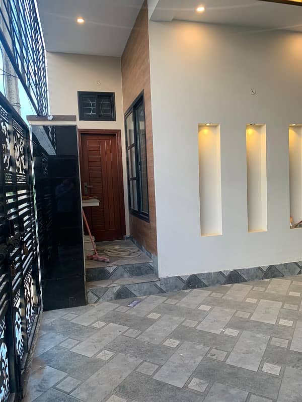 CHEAP AND URGENT 6 MARLA HOUSE FOR SALE IN MAKKAH TOWN . 3