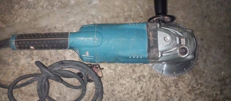 Grander 9 inch Makita GA9020 1