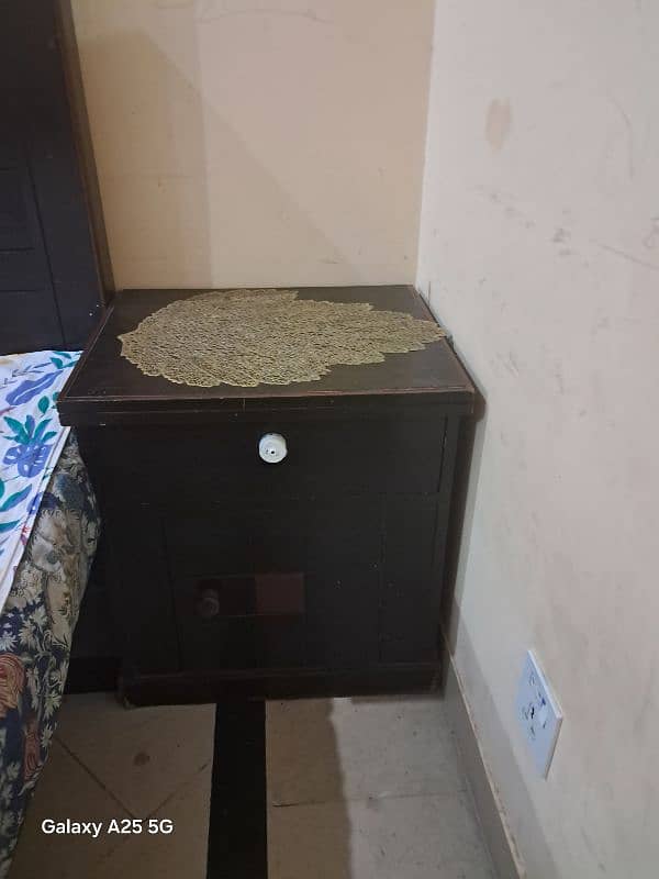 2 single beds with side table in good condition with reasonable prices 2