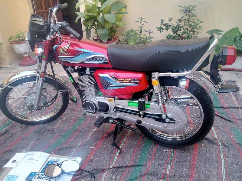 HONDA2024 1STOWNER ON MY NAME ISLAMABAD,GOLDEN NUM No scrachfresh bike 8