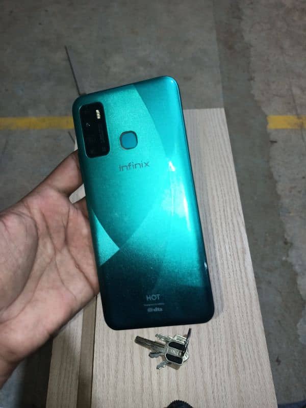 Infinix hot 9 play 4GB rame 128 GB Room 6