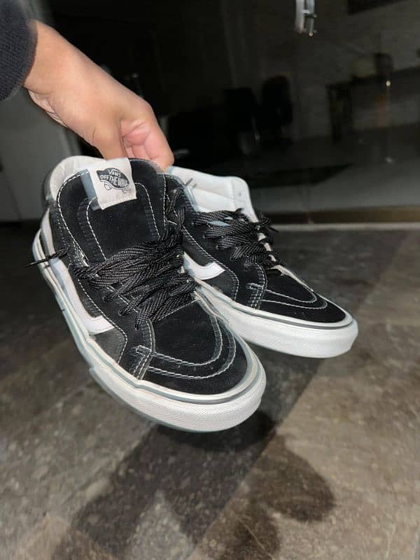 Hi top canvas vans 1