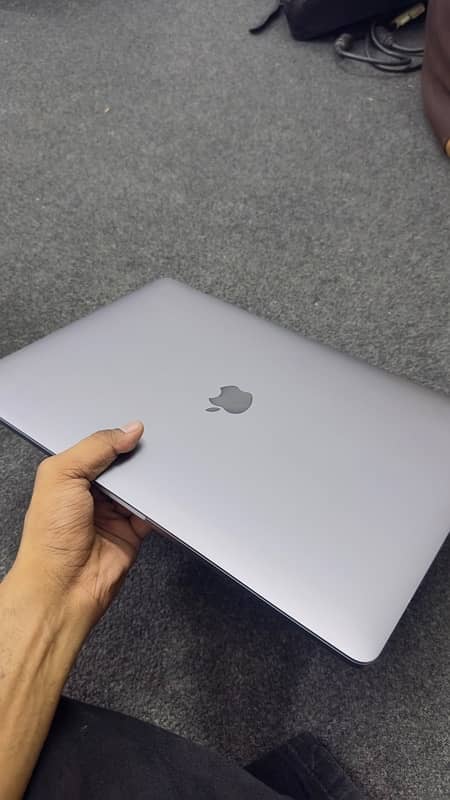 Macbook Pro 2018 4gb graphic card 15inch 1