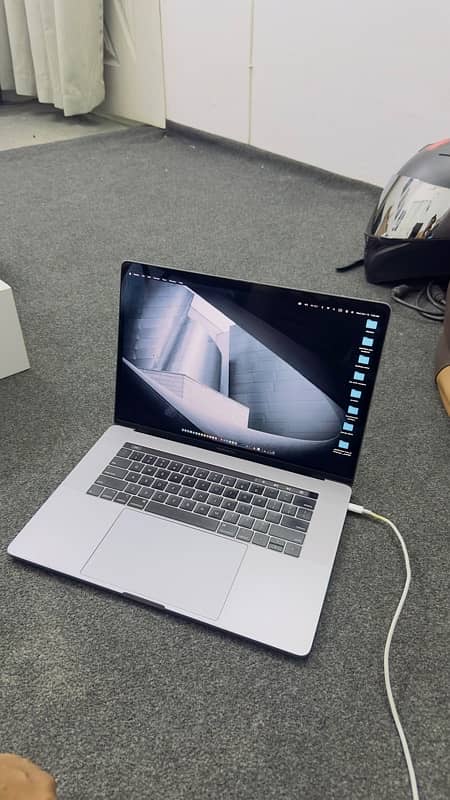 Macbook Pro 2018 4gb graphic card 15inch 3