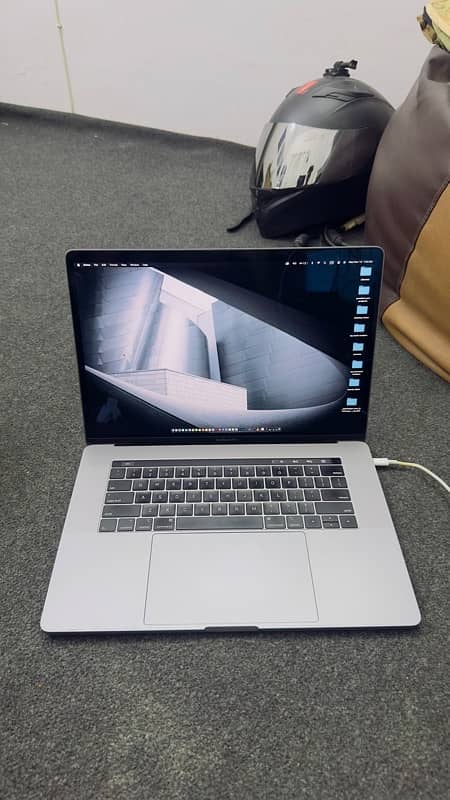 Macbook Pro 2018 4gb graphic card 15inch 5