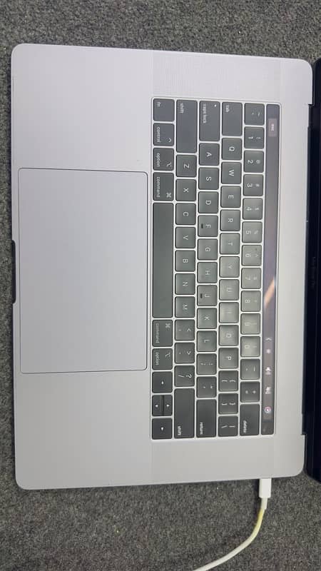 Macbook Pro 2018 4gb graphic card 15inch 8