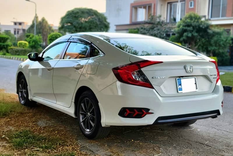 Honda Civic Oriel 2016 original and jeven look total new car. 5