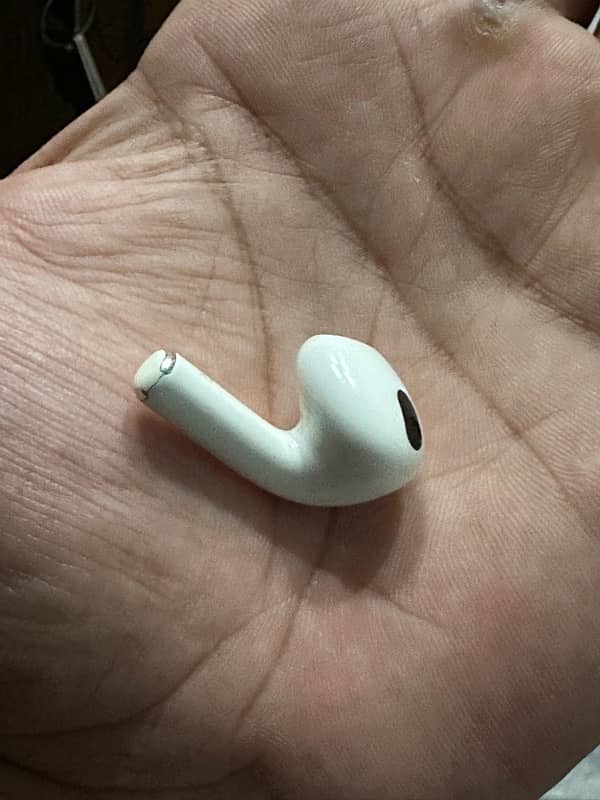 Apple AirPods 3rd Generation in very good condition 3