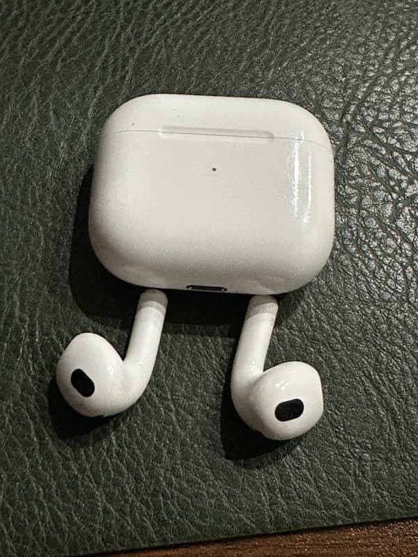 Apple AirPods 3rd Generation in very good condition 6