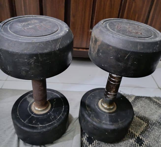 Imported he 12.5 kg ka aik dumbbell he 3