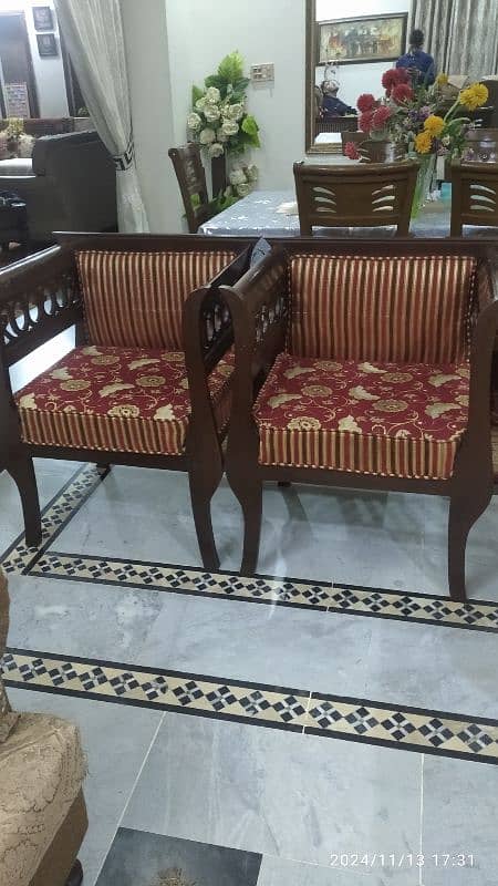 4 Seater Wooden Sofa | Condition 10/9.5 | 0