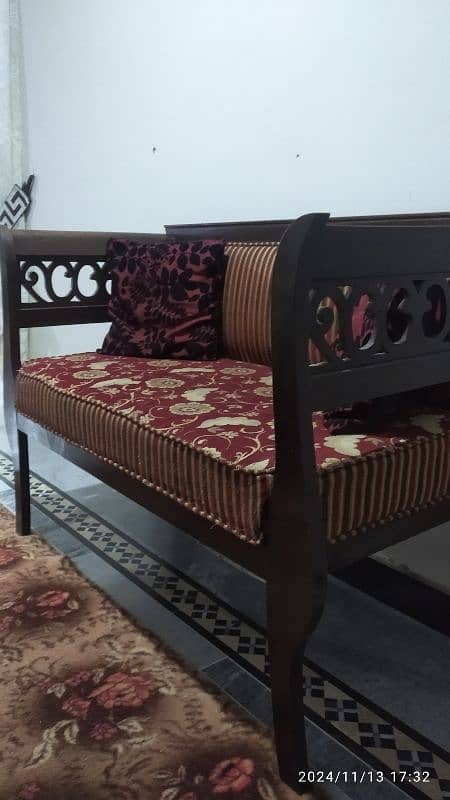 4 Seater Wooden Sofa | Condition 10/9.5 | 6