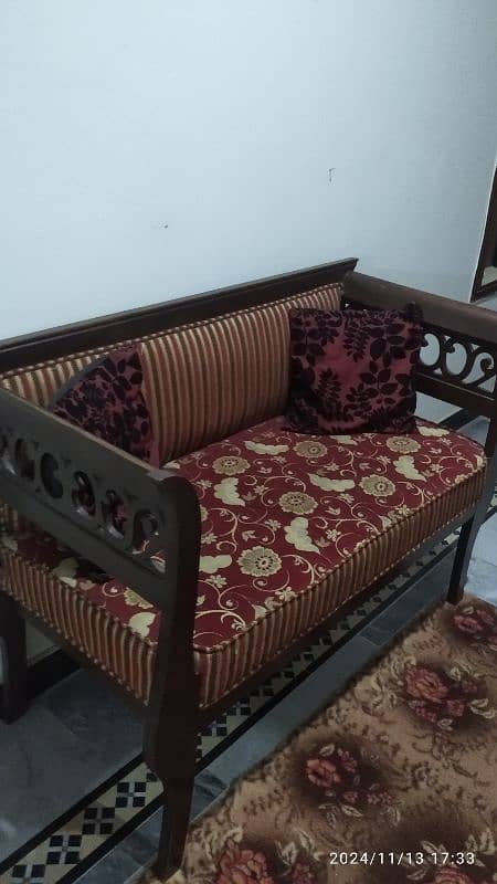 4 Seater Wooden Sofa | Condition 10/9.5 | 7