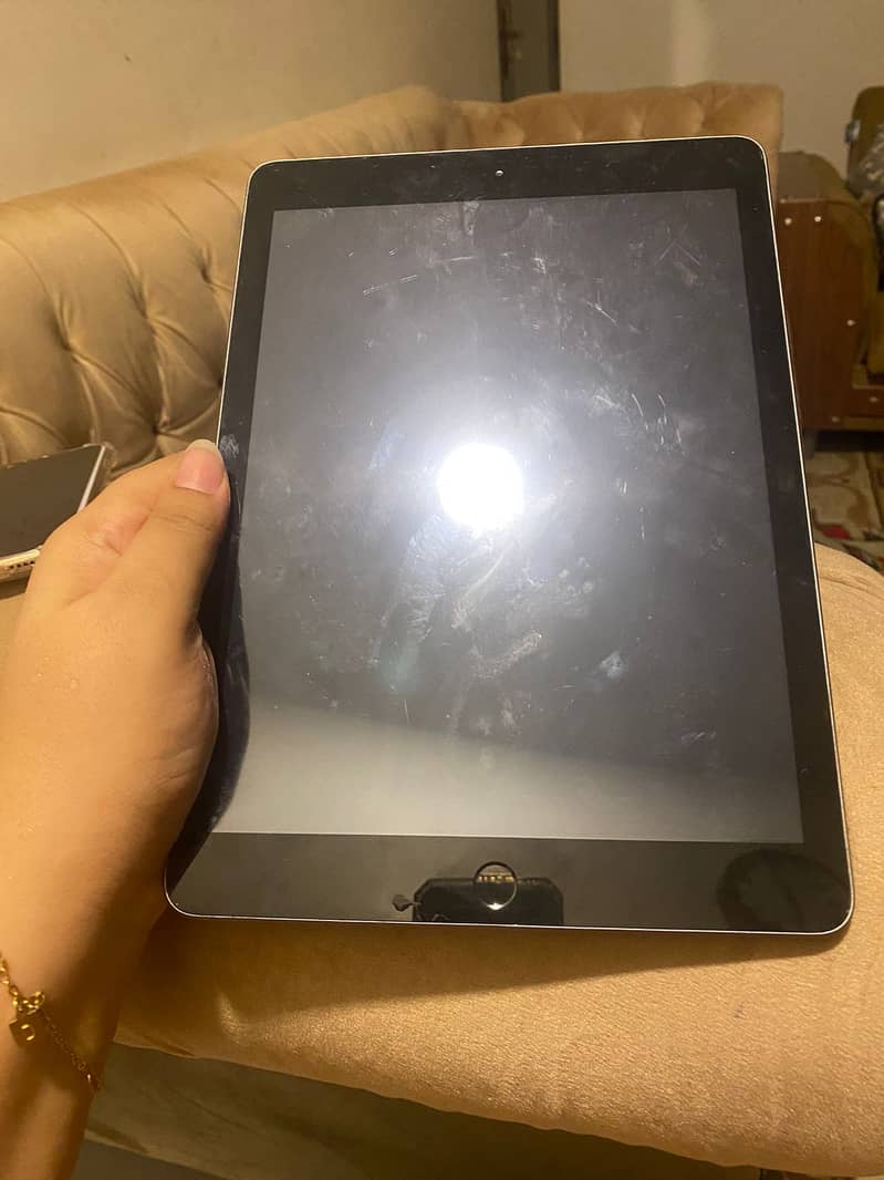 Ipad 6, 10/10 condition 3