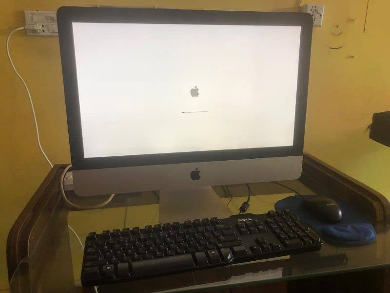 I Mac Available with Trolley And chair 2