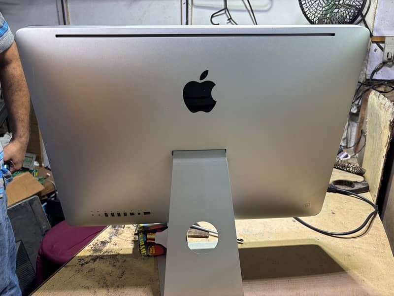 iMac 2015 early 21 inch Display 1